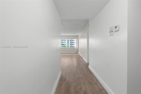 Купить кондоминиум в Майами-Шорс, Флорида 1 спальня, 82.78м2, № 2047592 - фото 11