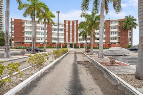 Купить кондоминиум в Майами-Шорс, Флорида 1 спальня, 82.78м2, № 2047592 - фото 2