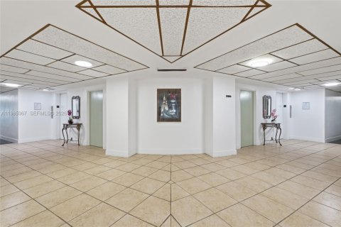 Купить кондоминиум в Майами-Шорс, Флорида 1 спальня, 82.78м2, № 2047592 - фото 25