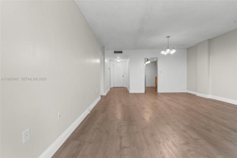 Купить кондоминиум в Майами-Шорс, Флорида 1 спальня, 82.78м2, № 2047592 - фото 12