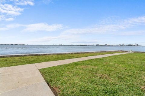 Купить кондоминиум в Майами-Шорс, Флорида 1 спальня, 82.78м2, № 2047592 - фото 20