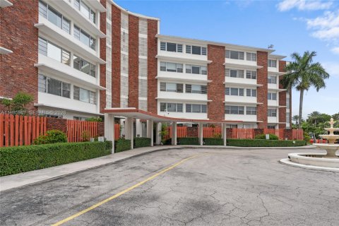 Купить кондоминиум в Майами-Шорс, Флорида 1 спальня, 82.78м2, № 2047592 - фото 23