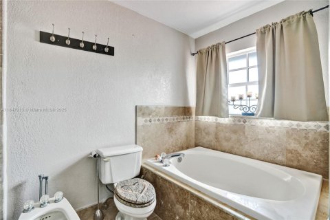 Villa ou maison à vendre à Miami, Floride: 4 chambres, 190.82 m2 № 1852364 - photo 28