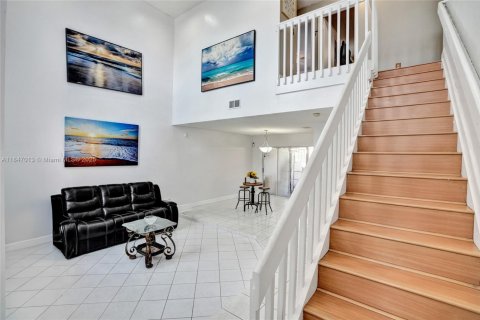 Villa ou maison à vendre à Miami, Floride: 4 chambres, 190.82 m2 № 1852364 - photo 2