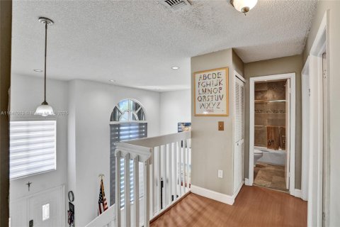 Villa ou maison à vendre à Miami, Floride: 4 chambres, 190.82 m2 № 1852364 - photo 19