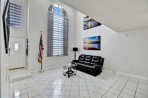 Villa ou maison à vendre à Miami, Floride: 4 chambres, 190.82 m2 № 1852364 - photo 5
