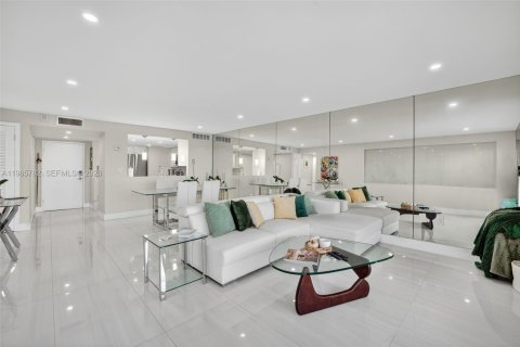 Condo in Fort Lauderdale, Florida, 2 bedrooms  № 2027410 - photo 10