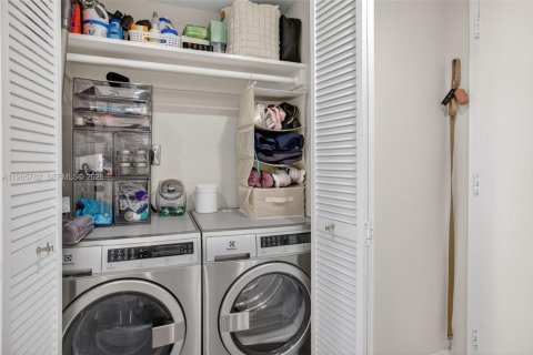 Condo in Fort Lauderdale, Florida, 2 bedrooms  № 2027410 - photo 16