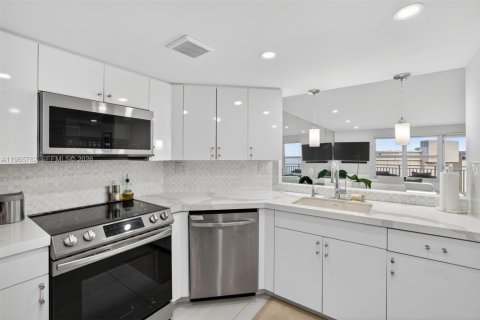 Condo in Fort Lauderdale, Florida, 2 bedrooms  № 2027410 - photo 13