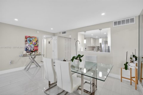 Condo in Fort Lauderdale, Florida, 2 bedrooms  № 2027410 - photo 7