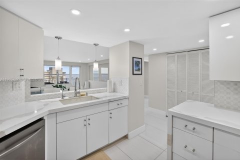 Condo in Fort Lauderdale, Florida, 2 bedrooms  № 2027410 - photo 15