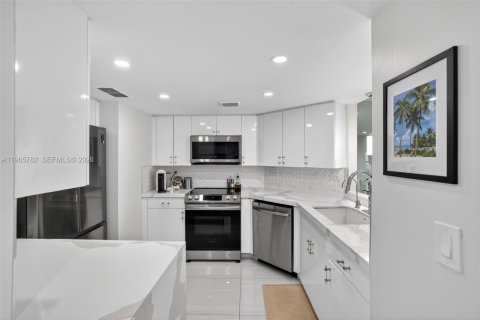 Condo in Fort Lauderdale, Florida, 2 bedrooms  № 2027410 - photo 11