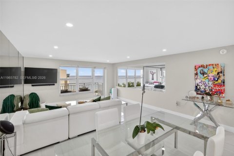 Condo in Fort Lauderdale, Florida, 2 bedrooms  № 2027410 - photo 9