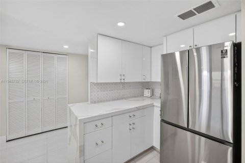 Condo in Fort Lauderdale, Florida, 2 bedrooms  № 2027410 - photo 14