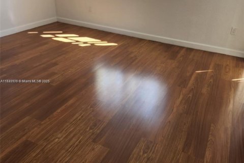 House in Doral, Florida 3 bedrooms, 187.11 sq.m. № 1934722 - photo 7