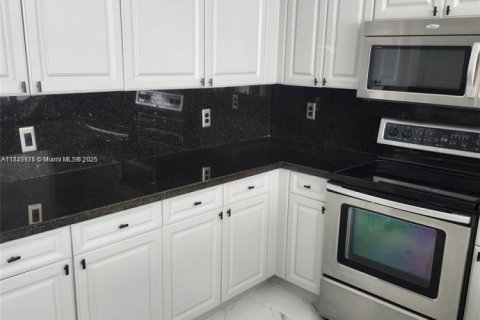 House in Doral, Florida 3 bedrooms, 187.11 sq.m. № 1934722 - photo 17