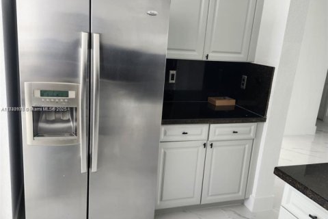 House in Doral, Florida 3 bedrooms, 187.11 sq.m. № 1934722 - photo 18