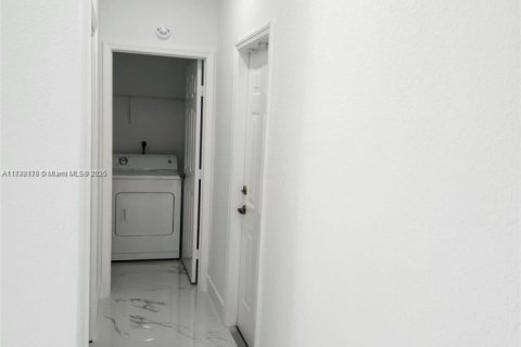 House in Doral, Florida 3 bedrooms, 187.11 sq.m. № 1934722 - photo 6