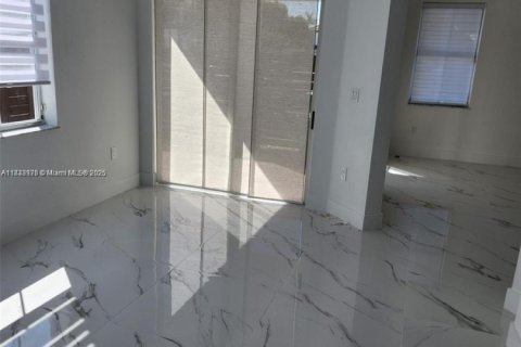 House in Doral, Florida 3 bedrooms, 187.11 sq.m. № 1934722 - photo 3