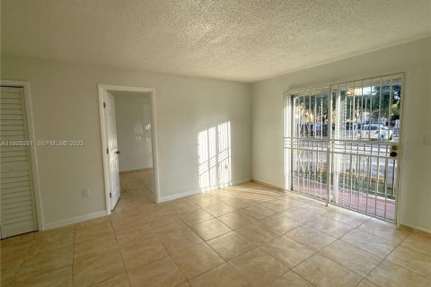 Condo in Miami, Florida, 2 bedrooms № 1988405 - photo 3