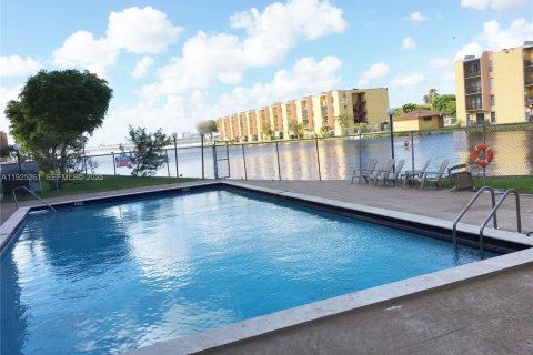 Condo in Miami, Florida, 2 bedrooms № 1988405 - photo 12