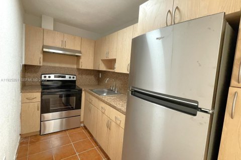Condo in Miami, Florida, 2 bedrooms № 1988405 - photo 2