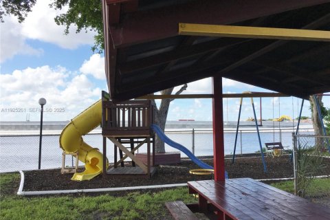 Condo in Miami, Florida, 2 bedrooms № 1988405 - photo 13