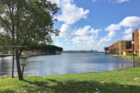 Condo in Miami, Florida, 2 bedrooms № 1988405 - photo 11