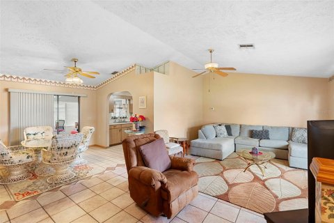 House in Deltona, Florida 3 bedrooms, 175.77 sq.m. № 1687207 - photo 4