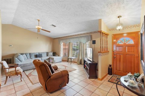 House in Deltona, Florida 3 bedrooms, 175.77 sq.m. № 1687207 - photo 9