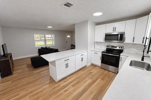 Villa ou maison à louer à Tampa, Floride: 4 chambres, 125.98 m2 № 2411392 - photo 3