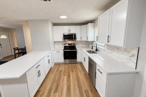 Villa ou maison à louer à Tampa, Floride: 4 chambres, 125.98 m2 № 2411392 - photo 4