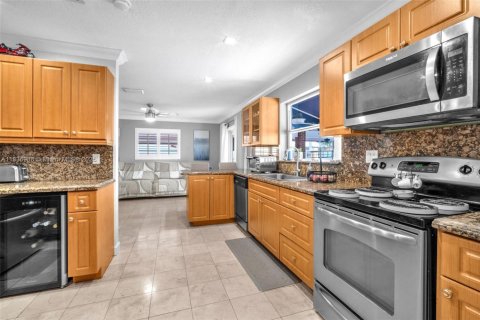 Casa en venta en Miami, Florida, 4 dormitorios, 186.27 m2 № 1842503 - foto 11
