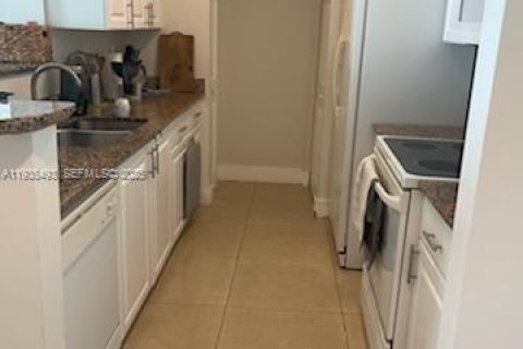 Condominio en alquiler en Miami, Florida, 1 dormitorio, 70.61 m2 № 1993695 - foto 6