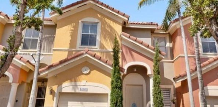 Townhouse in Miami, Florida 4 bedrooms, 169.64 sq.m. № 1860756