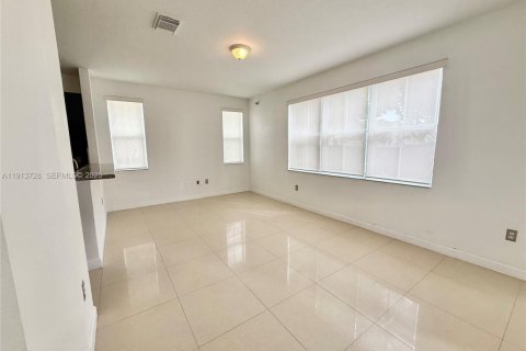 Adosado en alquiler en Doral, Florida, 3 dormitorios, 187.11 m2 № 1986992 - foto 5