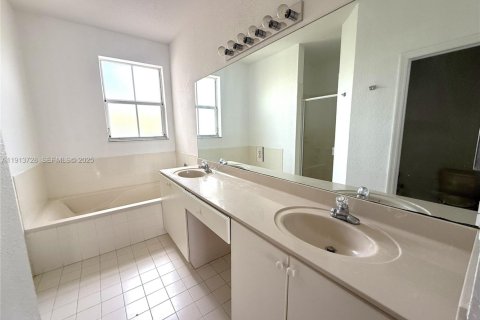 Adosado en alquiler en Doral, Florida, 3 dormitorios, 187.11 m2 № 1986992 - foto 12