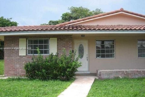 Villa ou maison à louer à Coral Springs, Floride: 4 chambres, 123.93 m2 № 1968505 - photo 1
