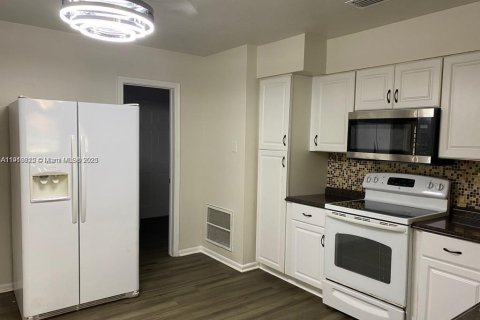 Villa ou maison à louer à Coral Springs, Floride: 4 chambres, 123.93 m2 № 1968505 - photo 4