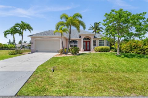 House in Cape Coral, Florida 3 bedrooms, 174.28 sq.m. № 1748304 - photo 2