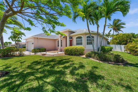 House in Cape Coral, Florida 3 bedrooms, 174.28 sq.m. № 1748304 - photo 1