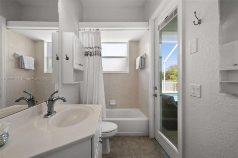 House in Cape Coral, Florida 3 bedrooms, 174.28 sq.m. № 1748304 - photo 27