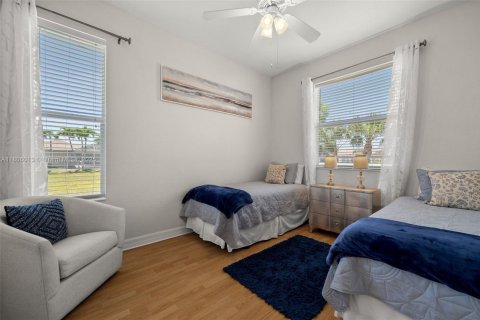 House in Cape Coral, Florida 3 bedrooms, 174.28 sq.m. № 1748304 - photo 29