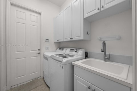 House in Cape Coral, Florida 3 bedrooms, 174.28 sq.m. № 1748304 - photo 28