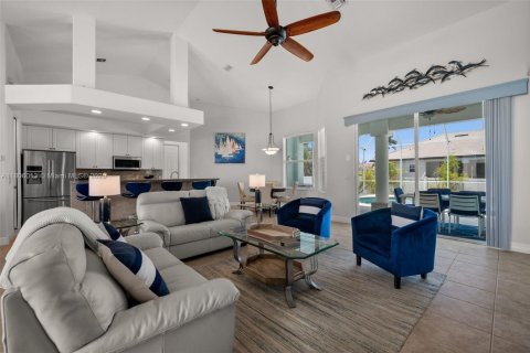House in Cape Coral, Florida 3 bedrooms, 174.28 sq.m. № 1748304 - photo 7