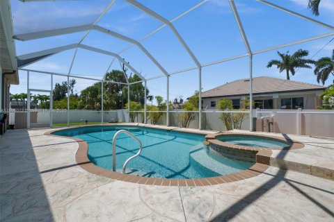 House in Cape Coral, Florida 3 bedrooms, 174.28 sq.m. № 1748304 - photo 4