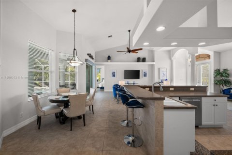 House in Cape Coral, Florida 3 bedrooms, 174.28 sq.m. № 1748304 - photo 15
