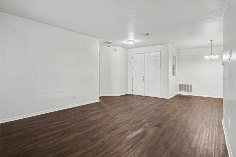 House in Apopka, Florida 3 bedrooms, 220.46 sq.m. № 2197277 - photo 11