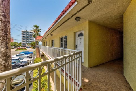 Condo in Saint Pete Beach, Florida, 1 bedroom  № 221765 - photo 17