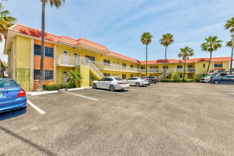 Condo in Saint Pete Beach, Florida, 1 bedroom  № 221765 - photo 2